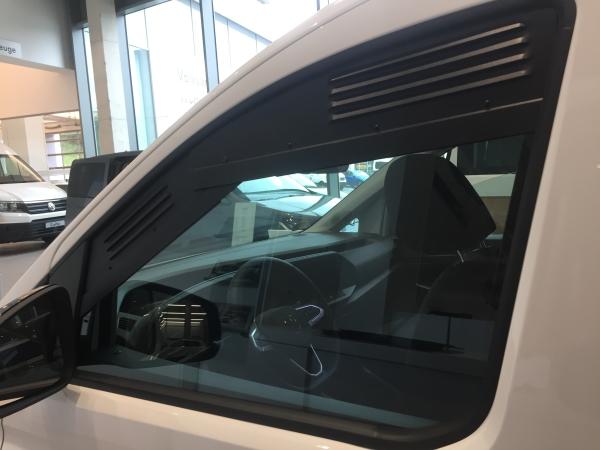 Frischlüfter Lüftungsgitter Fahrerhaus 2-tlg. VW Caddy 5 ab 11/2020 / Ford Tourneo Connect ab 05/2022 - Lüftungsgitter Fahrerseite vorne verbaut in weißem Fahrzeug
